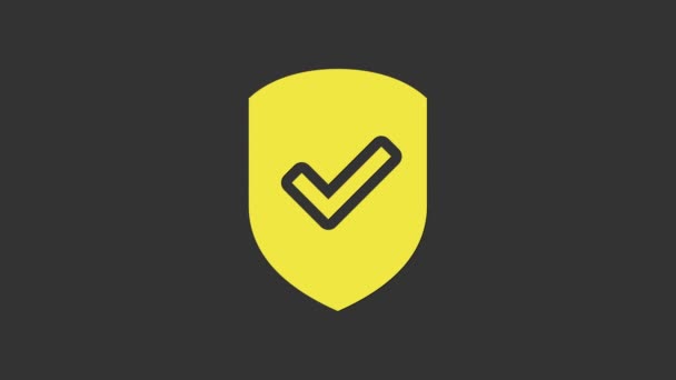 Sárga pajzs jelölés ikon elszigetelt szürke háttér. Védelmi szimbólum. Biztonsági ellenőrzés, ikon. Jelölje meg a jóváhagyott ikont. 4K Videó mozgás grafikus animáció — Stock videók