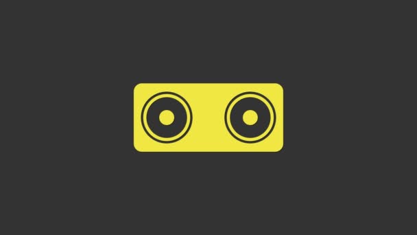 Icono de altavoz estéreo amarillo aislado sobre fondo gris. Altavoces del sistema de sonido. Icono musical. Equipo de altavoz de columna musical bajo. Animación gráfica de vídeo 4K — Vídeo de stock