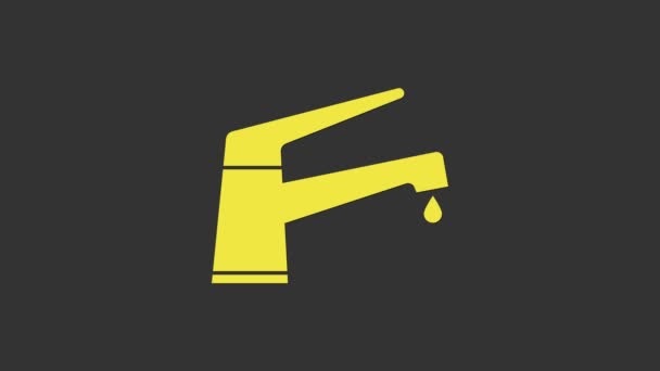 Geel Waterkraan met een vallende waterdruppel pictogram geïsoleerd op grijze achtergrond. 4K Video motion grafische animatie — Stockvideo