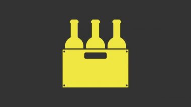 Gri arka planda izole edilmiş ahşap bir kutuda sarı şarap şişeleri. Tahta bir sandıkta şarap şişeleri. 4K Video hareketli grafik canlandırması
