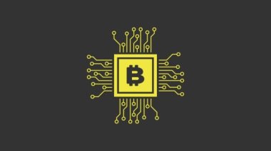 Sarı CPU maden çiftliği ikonu gri arka planda izole edildi. İşlemcinin içinde bitcoin işareti. Kripto para madenciliği topluluğu. Dijital para. 4K Video hareketli grafik canlandırması