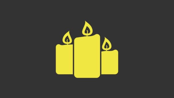 Icono amarillo de velas ardientes aislado sobre fondo gris. Velas encendidas a la antigua. Velas cilíndricas aromáticas con llamas ardientes. Animación gráfica de vídeo 4K — Vídeos de Stock