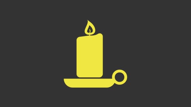 Vela amarilla quemada en el icono del candelabro aislada sobre fondo gris. Vela encendida a la antigua. Vara cilíndrica con llama ardiente. Animación gráfica de vídeo 4K — Vídeos de Stock