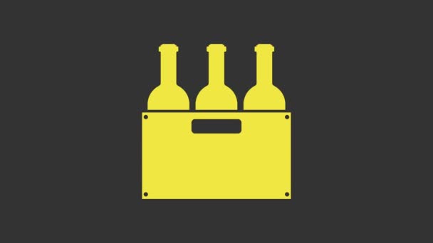 Gelbe Weinflaschen in einer Holzkiste auf grauem Hintergrund. Weinflaschen in einer Holzkiste. 4K Video Motion Grafik Animation — Stockvideo