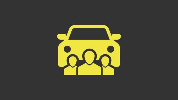 グレーの背景に隔離された人々のアイコンのグループと黄色の車の共有。カーシェアリングサイン。輸送レンタルサービスの概念。4Kビデオモーショングラフィックアニメーション — ストック動画