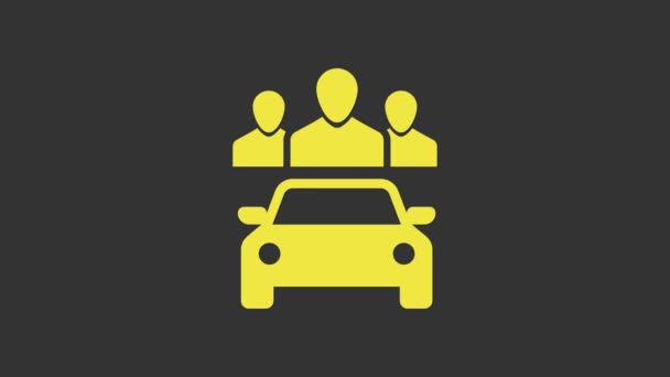 Coche amarillo compartiendo con el grupo de personas icono aislado sobre fondo gris. Carsharing signo. Transporte alquiler concepto de servicio. Animación gráfica de vídeo 4K — Vídeo de stock