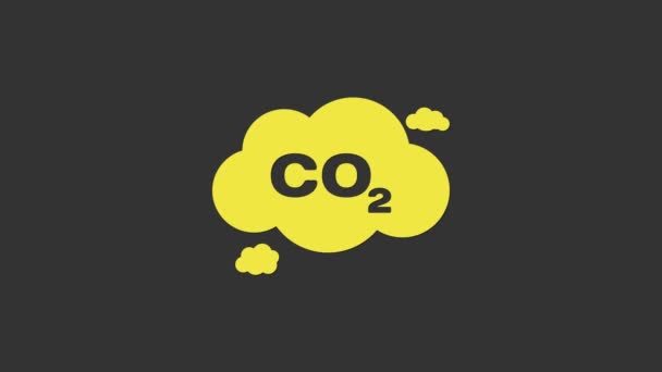 노란 이산화 탄소 방출 구름 아이콘은 회색 배경에서 분리되었습니다. 이산화 탄소 반응식 기호, 스모그 오염 개념, 환경 개념. 4K 비디오 모션 그래픽 애니메이션 — 비디오
