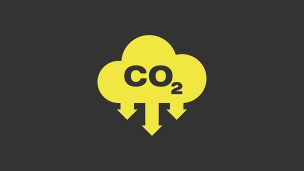 Žluté emise CO2 v ikoně mraků izolované na šedém pozadí. Symbol vzorce oxidu uhličitého, koncepce znečištění smogem, koncepce životního prostředí. Grafická animace pohybu videa 4K — Stock video