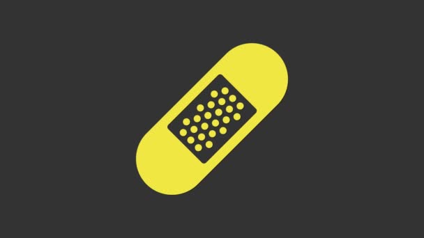 Icona gialla in gesso fasciato isolato su sfondo grigio. Intonaco medico, benda adesiva, benda flessibile in tessuto. Animazione grafica 4K Video motion — Video Stock