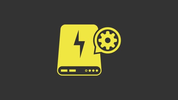 Kuning Power bank dan gigi ikon terisolasi pada latar belakang abu-abu. Menyesuaikan aplikasi, konsep layanan, pengaturan pilihan, pemeliharaan, perbaikan, perbaikan. Animasi grafis gerak Video 4K — Stok Video