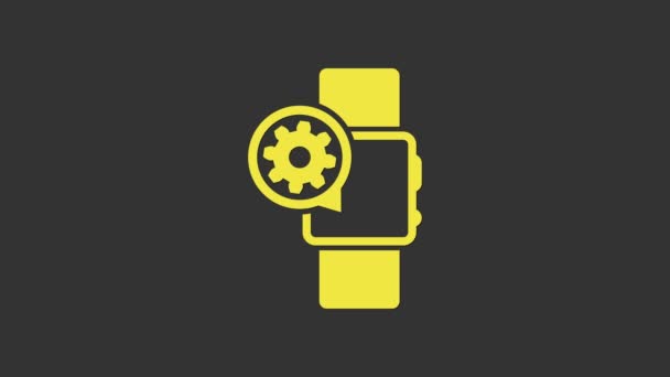 Gelbe Smartwatch und Getriebesymbol isoliert auf grauem Hintergrund. Anpassung App, Servicekonzept, Einstellungsmöglichkeiten, Wartung, Reparatur, Reparatur. 4K Video Motion Grafik Animation — Stockvideo