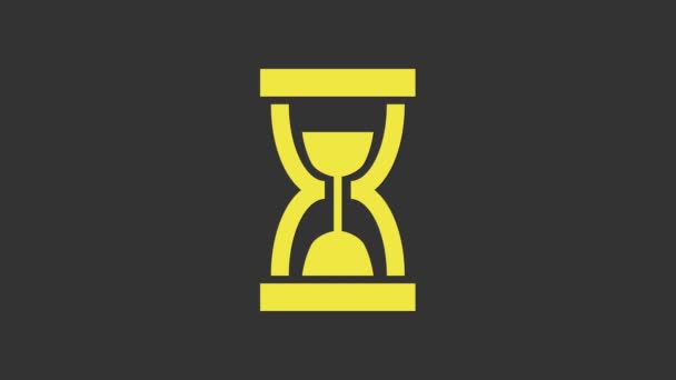 Žluté Staré přesýpací hodiny s tekoucí pískovou ikonou izolované na šedém pozadí. Pískové hodiny. Obchodní a časová koncepce. Grafická animace pohybu videa 4K — Stock video