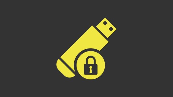 Κίτρινο USB flash drive με κλειστό εικονίδιο λουκέτο απομονώνονται σε γκρι φόντο. Ασφάλεια, ασφάλεια, έννοια προστασίας. 4K Γραφική κίνηση κίνησης βίντεο — Αρχείο Βίντεο