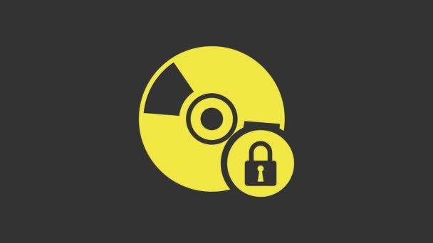 Żółty dysk CD lub DVD z zamkniętą ikoną kłódki na szarym tle. Znak płyty kompaktowej. Ochrona, bezpieczeństwo, koncepcja ochrony. 4K Animacja graficzna ruchu wideo — Wideo stockowe