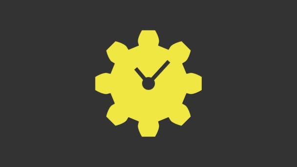 灰色の背景に隔離された黄色の時間管理アイコン。時計とギアのサイン。生産性のシンボル。4Kビデオモーショングラフィックアニメーション — ストック動画