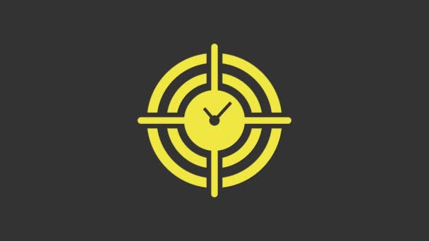 Icono de gestión del tiempo amarillo aislado sobre fondo gris. Señal de reloj y engranaje. Símbolo de productividad. Animación gráfica de vídeo 4K — Vídeos de Stock