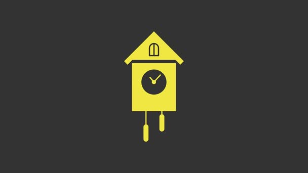 Жовтий Ретро настінний годинник ізольований на сірому фоні. Знак годинника для зозулі. Античний маятниковий годинник. 4K Відео рух графічна анімація — стокове відео