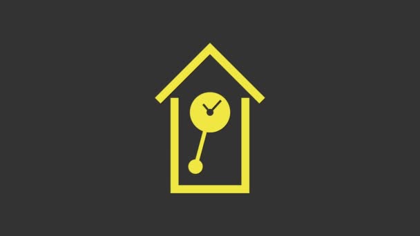 Κίτρινη Retro τοίχο ρολόι εικονίδιο απομονώνονται σε γκρι φόντο. Σήμα ρολογιού κούκου. Ρολόι εκκρεμούς αντίκα. 4K Γραφική κίνηση κίνησης βίντεο — Αρχείο Βίντεο