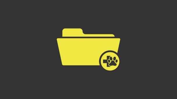 Icono amarillo de la carpeta de registros veterinarios médicos aislado sobre fondo gris. Huella de pata de perro o gato. Documento para mascotas. Icono del archivo del paciente. Animación gráfica de vídeo 4K — Vídeo de stock
