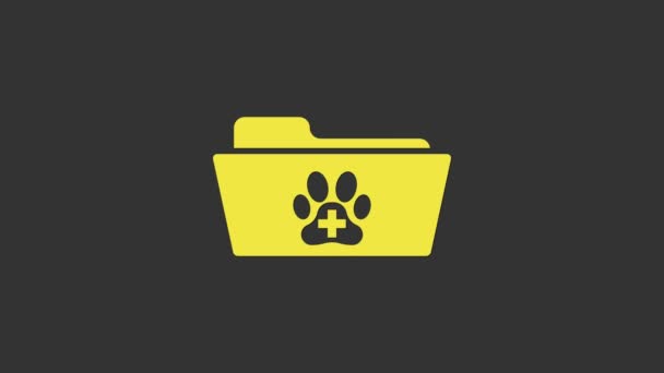 灰色の背景に隔離された黄色の医療用獣医記録フォルダアイコン。犬や猫の足のプリント。ペットのための文書。患者ファイルのアイコン。4Kビデオモーショングラフィックアニメーション — ストック動画
