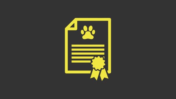Certificado médico amarillo para viajar con icono de perro o gato aislado sobre fondo gris. Documento para mascotas. Huella de pata de perro o gato. Animación gráfica de vídeo 4K — Vídeo de stock
