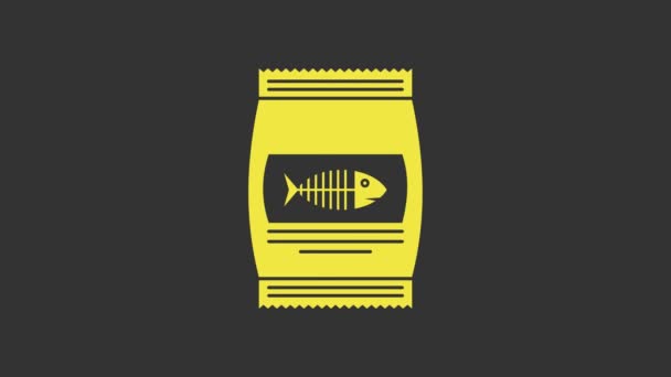 Желтый мешок еды для иконки кота изолирован на сером фоне. Знак скелета рыбы. Корм для животных. Пакет с пищей. Видеографическая анимация 4K — стоковое видео