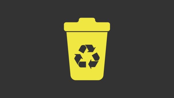 Желтый контейнер Recycle с иконкой символа вторичной переработки изолирован на сером фоне. Значок мусорного бака. Знак мусорного бака. Знак корзины для мусора. Видеографическая анимация 4K — стоковое видео