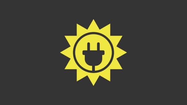 Sarı Güneş enerjisi simgesi gri arkaplanda izole edildi. Güneş ve elektrik prizi. 4K Video hareketli grafik canlandırması — Stok video