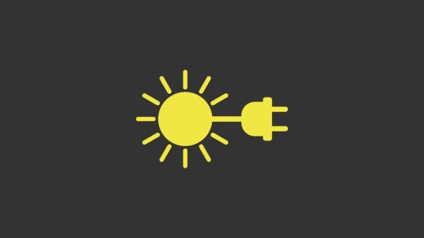 Sol amarillo con icono de enchufe eléctrico aislado sobre fondo gris. Concepto de ahorro energético. Animación gráfica de vídeo 4K — Vídeo de stock