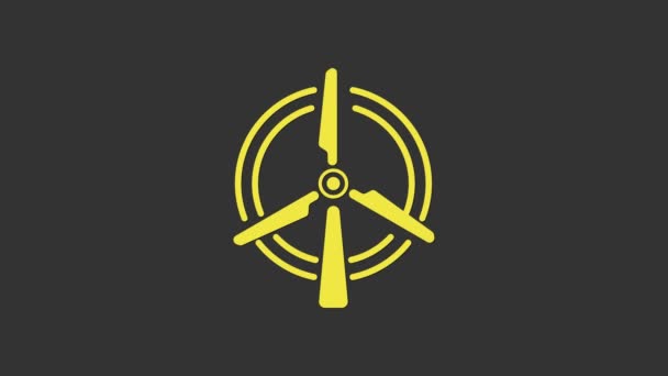 Ícone de turbina eólica rotativa amarela isolado em fundo cinza. Sinal do gerador de vento. Moinho de vento para produção de energia elétrica. Animação gráfica em movimento de vídeo 4K — Vídeo de Stock