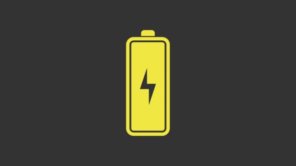 Žlutá ikona baterie izolovaná na šedém pozadí. Symbol blesku. Grafická animace pohybu videa 4K — Stock video