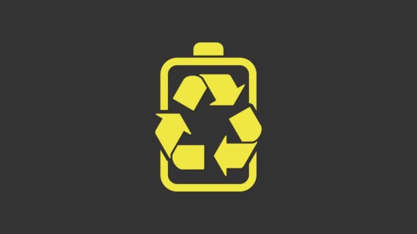 Batería amarilla con icono de línea de símbolo de reciclaje aislado sobre fondo gris. Batería con símbolo de reciclaje - concepto de energía renovable. Animación gráfica de vídeo 4K — Vídeo de stock