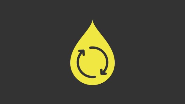 Gul Återvinn ren aqua ikon isolerad på grå bakgrund. Droppe vatten med skylt återvinning. 4K Video motion grafisk animation — Stockvideo