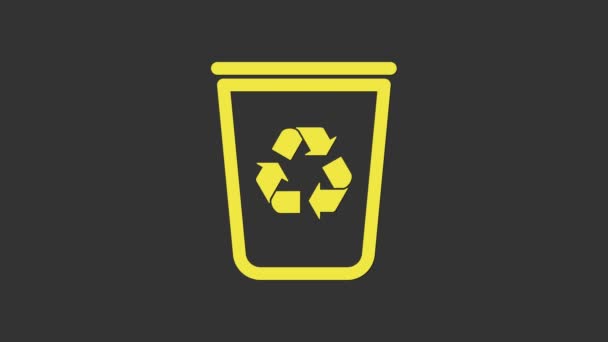 Papelera de reciclaje amarilla con icono de símbolo de reciclaje aislado sobre fondo gris. Icono de bote de basura. Cartel de basura. Reciclar signo de cesta. Animación gráfica de vídeo 4K — Vídeos de Stock