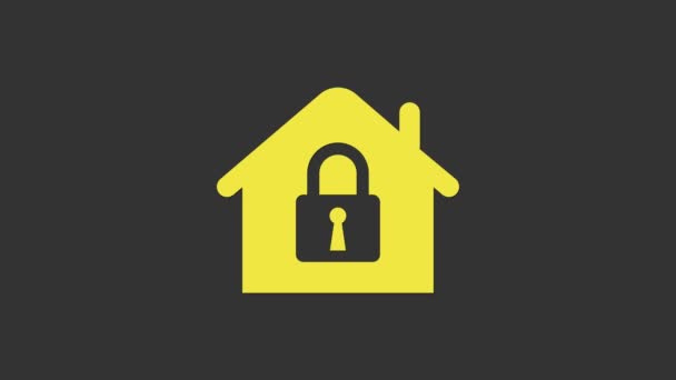 Žlutý dům pod ochranou ikony izolované na šedém pozadí. Domů a zamknout. Ochrana, bezpečnost, ochrana, obrana, obrana. Grafická animace pohybu videa 4K — Stock video