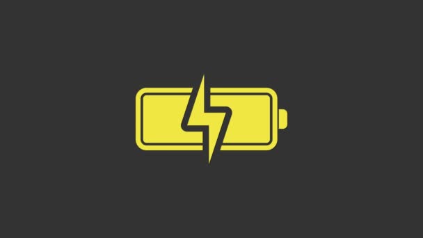 Желтая батарея значок изолирован на сером фоне. Символ молнии. Видеографическая анимация 4K — стоковое видео