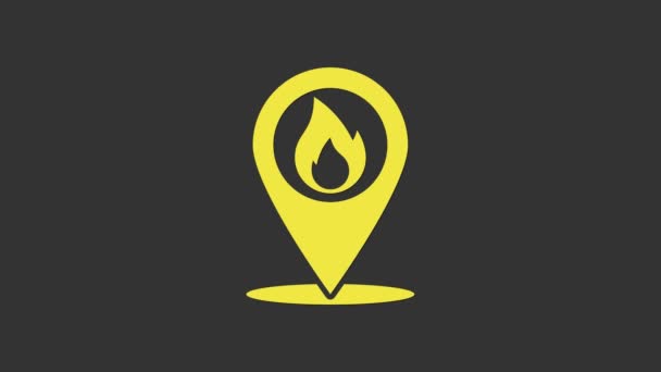Żółty wskaźnik mapy z ikoną ognia na szarym tle. Pożar w pobliżu. 4K Animacja graficzna ruchu wideo — Wideo stockowe