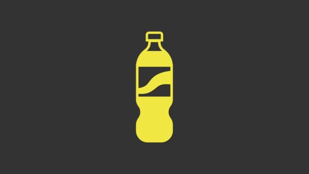 Žlutá láhev vody ikona izolované na šedém pozadí. Nápis se sodovkou. Grafická animace pohybu videa 4K — Stock video