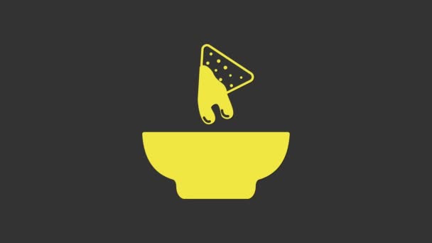 Żółte nachos w ikonie tablicy izolowane na szarym tle. Tortilla chipsy lub tortille nachos. Tradycyjne meksykańskie fast foody. 4K Animacja graficzna ruchu wideo — Wideo stockowe