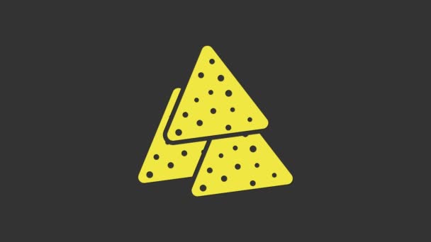 Ikona Žluté Nachos izolované na šedém pozadí. Tortilla chipsy nebo nachos tortilly. Tradiční mexické rychlé občerstvení. Grafická animace pohybu videa 4K — Stock video