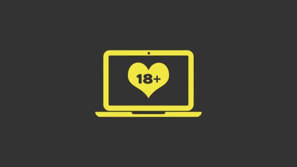 Computador portátil amarelo com 18 plus ícone coração conteúdo isolado em fundo cinza. Símbolo de restrição de idade. 18 mais sinal de conteúdo. Canal adulto. Animação gráfica em movimento de vídeo 4K — Vídeo de Stock