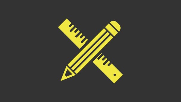 Sárga kereszt vonalzó és ceruza ikon elszigetelt szürke alapon. Egyenes élű szimbólum. Rajzoló és oktatási eszközök. 4K Videó mozgás grafikus animáció — Stock videók