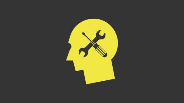 Gelber Menschenkopf mit Schraubenzieher und Schraubenschlüssel-Symbol isoliert auf grauem Hintergrund. Künstliche Intelligenz. Symbolarbeit des Gehirns. 4K Video Motion Grafik Animation — Stockvideo
