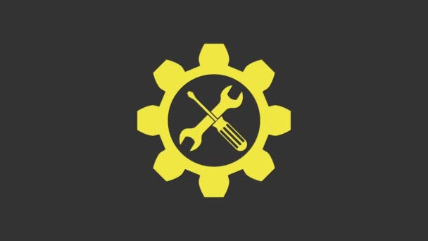 黄色维修标志-扳手和螺丝起子在齿轮图标孤立的灰色背景.服务工具符号。4K视频运动图形动画 — 图库视频影像