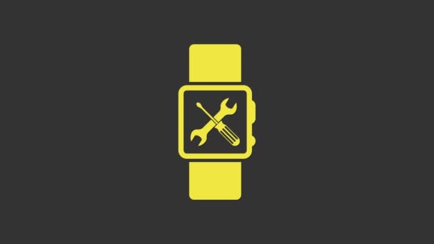 Smartwatch amarelo com chave de fenda e ícone de chave de fenda isolado no fundo cinza. Ajuste, serviço, configuração, manutenção, reparação, fixação. Animação gráfica em movimento de vídeo 4K — Vídeo de Stock