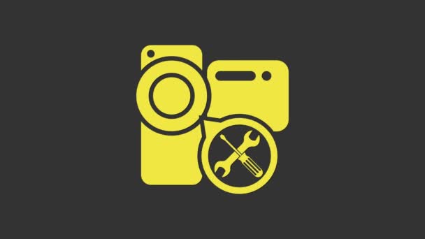 Caméra vidéo jaune avec tournevis et icône clé isolée sur fond gris. Réglage, entretien, réglage, entretien, réparation, fixation. Animation graphique de mouvement vidéo 4K — Video