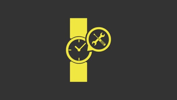 Reloj de pulsera amarillo con destornillador e icono de la llave inglesa aislado sobre fondo gris. Ajuste, servicio, ajuste, mantenimiento, reparación, fijación. Animación gráfica de vídeo 4K — Vídeo de stock