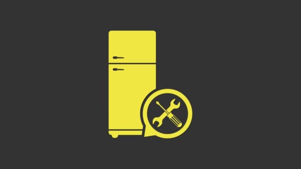 노란 냉장고에 드라이버와 렌치 아이콘이 회색 배경에 분리되어 있습니다. 조정, 서비스, 설정, 정비, 수리, 수리. 4K 비디오 모션 그래픽 애니메이션 — 비디오