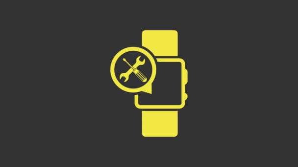 Gele Smartwatch met schroevendraaier en moersleutel pictogram geïsoleerd op grijze achtergrond. Aanpassen, service, instelling, onderhoud, reparatie, vaststelling. 4K Video motion grafische animatie — Stockvideo