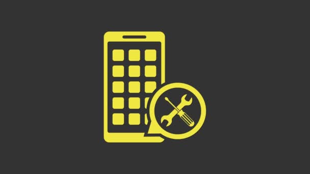 Желтый мобильный телефон с отверткой и значком гаечного ключа на сером фоне. Регулировка, обслуживание, настройка, обслуживание, ремонт, фиксация. Видеографическая анимация 4K — стоковое видео